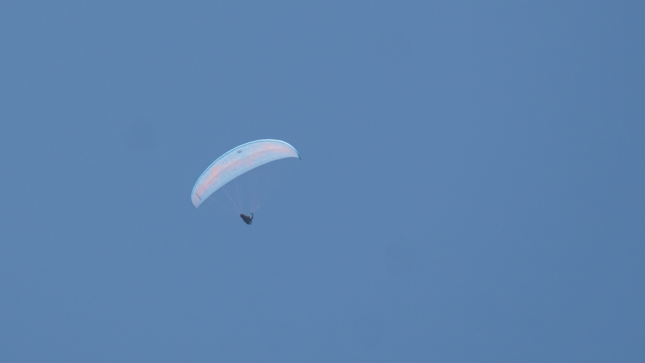 Strak blauwe lucht met paraglider