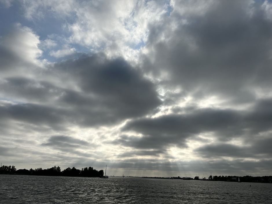 Donkere wolken pakken zich samen boven Heegermeer