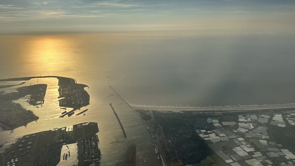 Zonsondergang Rotterdam vanuit vliegtuig