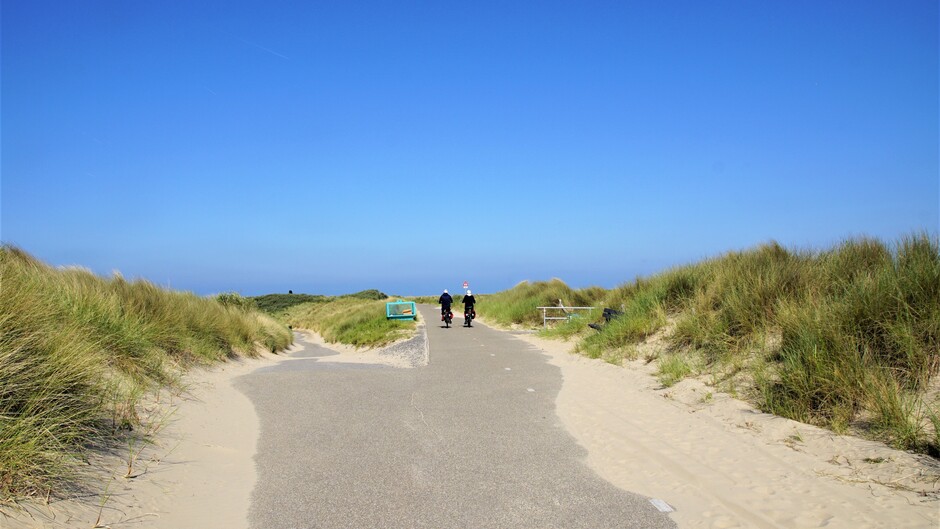 zonnig strak blauwe lucht 19 gr lekker fietsen tussen de duinen