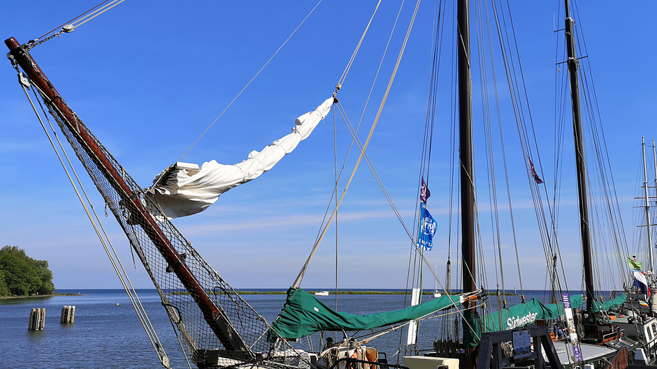 Haven van Hoorn aflandige wind blauw en lichte sluierbewolking