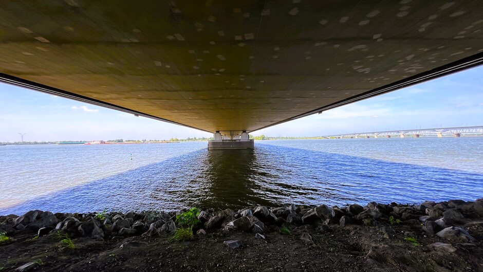De 3 bruggen over het Hollands Diep, en de verkeersbrug van onderen.