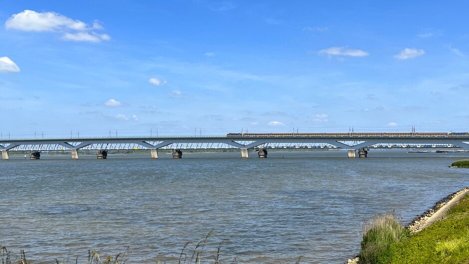 De 3 bruggen over het Hollands Diep, en de verkeersbrug van onderen.