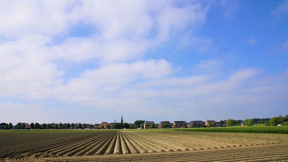 zonnig blauwe  lucht wolken 13 gr dorpsgezicht aardappelveld