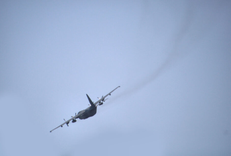 F16 vliegt zeer laag een rondje boven Colijnsplaat (net boven de daken)