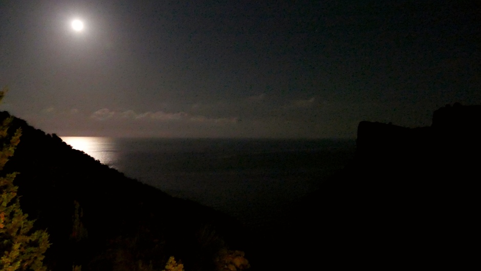 Volle maan boven de middellandse zee vanavond 