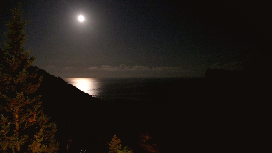 Volle maan vanavond boven de middellandse zee 