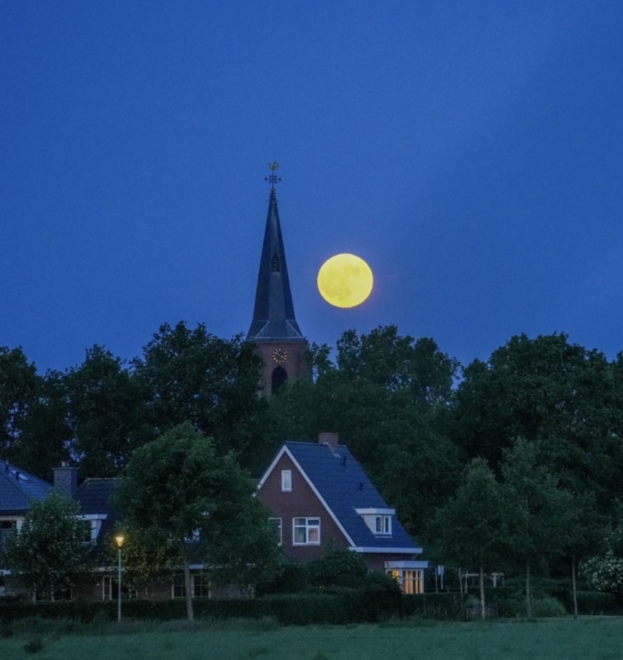 Volle maan naast de kerk