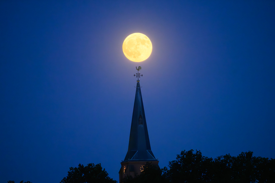 maan boven kerkje Lierderholthuis