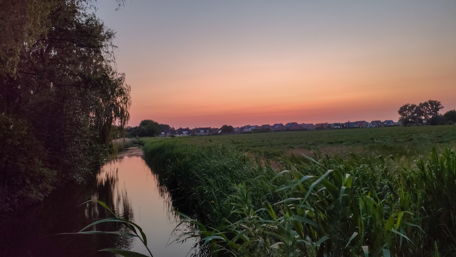 Gekleurde-avondlucht in de polder