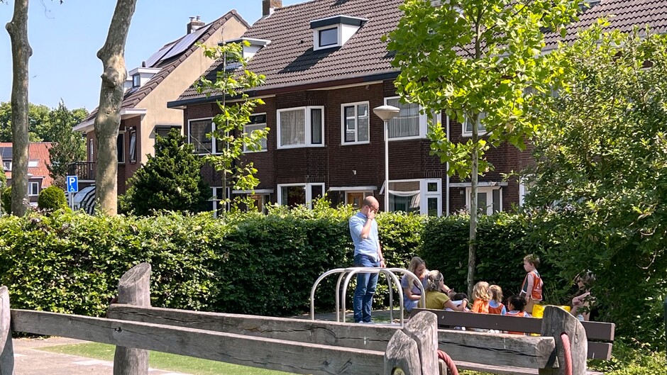 Strakblauw, "geel" gras en kinderdagopvang in speeltuin bij 23 graden in Breda.