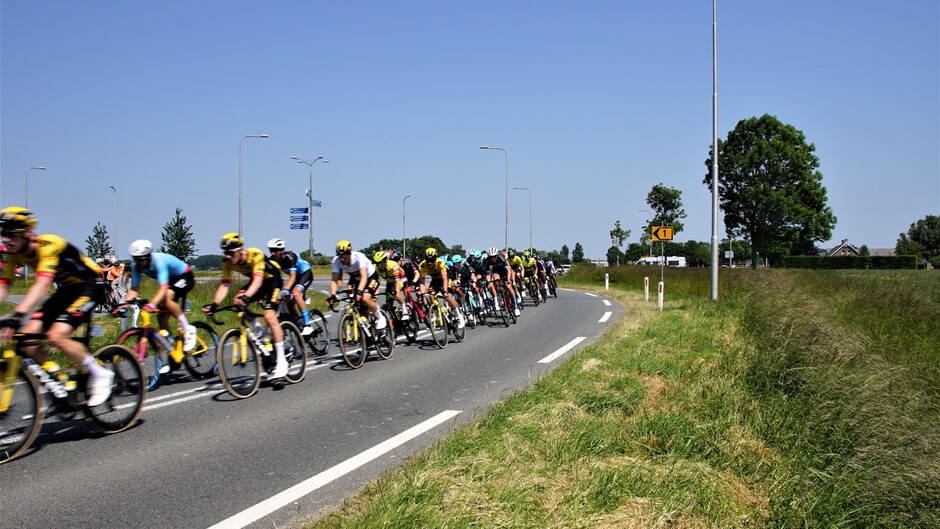 zonnig strak blauwe lucht 22 gr ZLM tour in s-Heerenhoek ook finish
