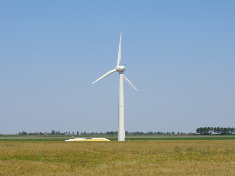 De windmolen draaide snel, vanmiddag, in het al rijpende graanveld in Kortgene, Zeeland