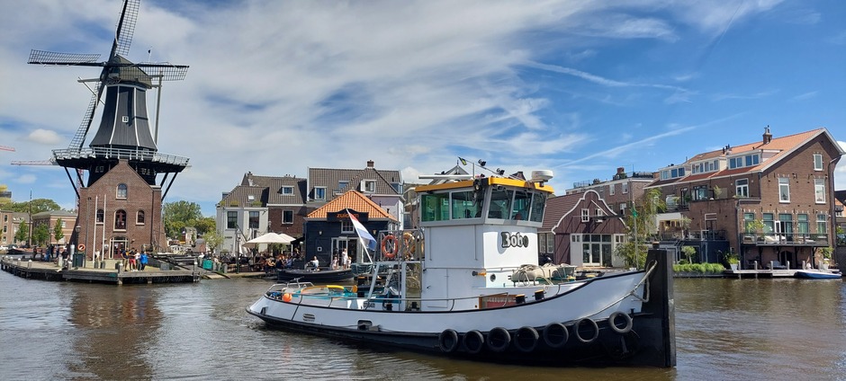 Molen en bootje in het Spaarne in Haarlem