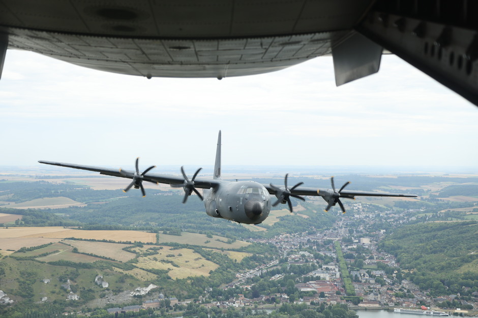 20230714 Na het Défilé boven Parijs, werkte deze C-130 van de Franse Luchtmacht nog mee met een fotosessie, vanaf de open laadklep van een Casa 235