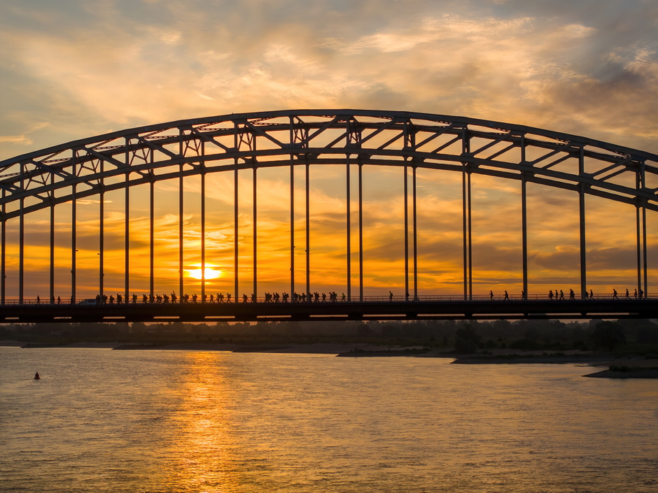 105e Vierdaagse Nijmegen bij zonsopkomst