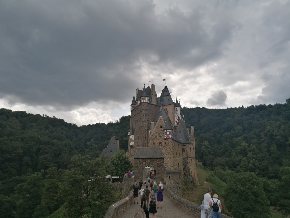 Donkere wolken boven kasteel Eltz