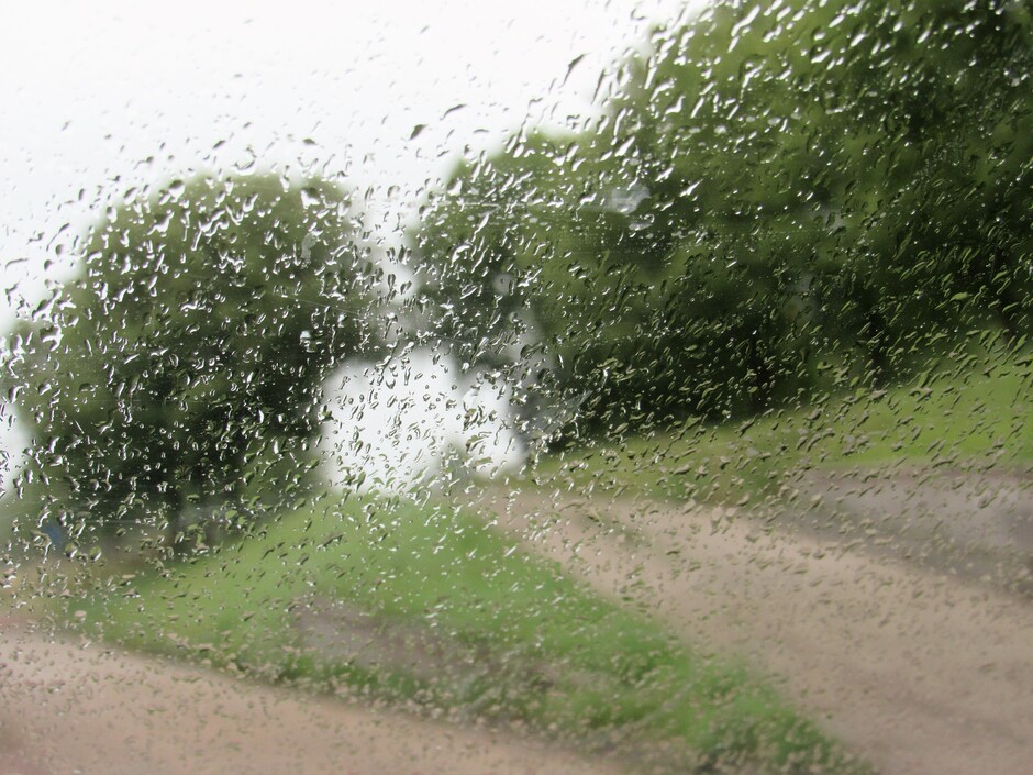 Een motregenbui bij het starten van de auto