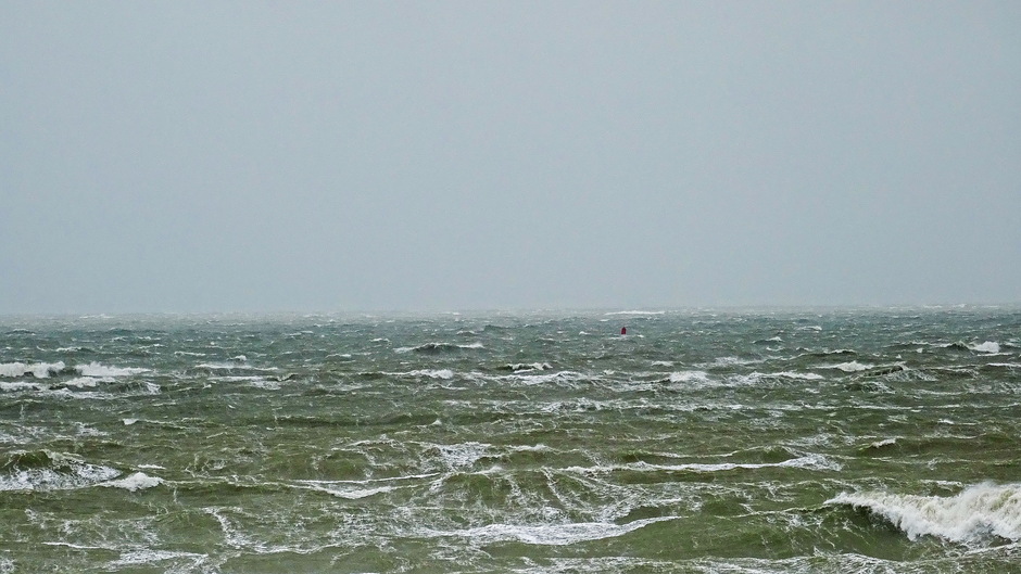 Harde krachtige wind aan de kust