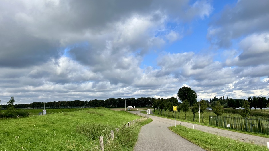 Zon en wolken in polder Buijtenland 
