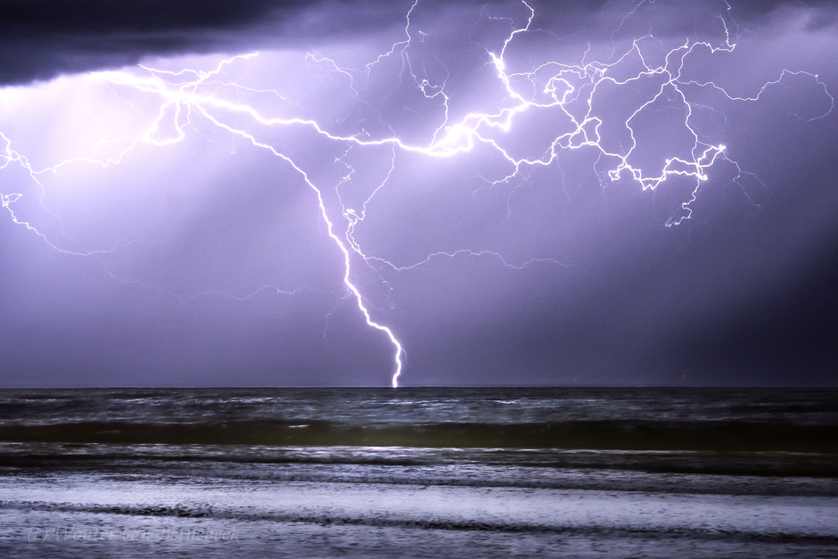 Grote blikseminslag vanaf strand Zandvoort