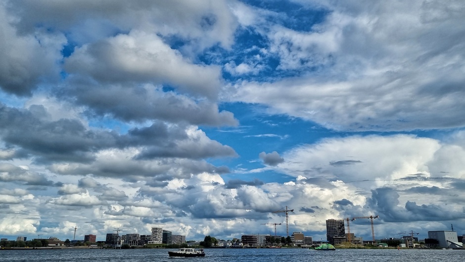 Zo'n en wolken boven het ij / eye amsterdam vanaf de pont