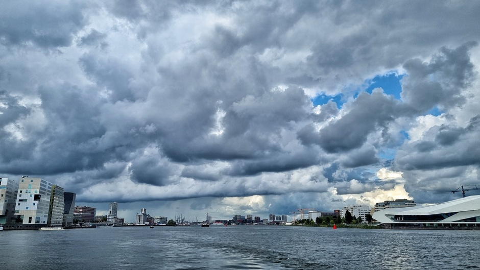Zo'n en wolken boven het ij / eye amsterdam vanaf de pont