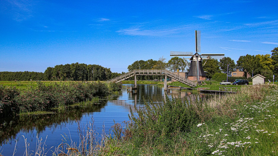 vanmiddag 04-09-2023 – De Groeve (Dr.) op de grens van Groningen en Drenthe, staat deze molen “de Boezemvriend” net in Drenthe nabij Zuidlaren! Mooie blauwe luchten met af en toe een sluierwolkje!
