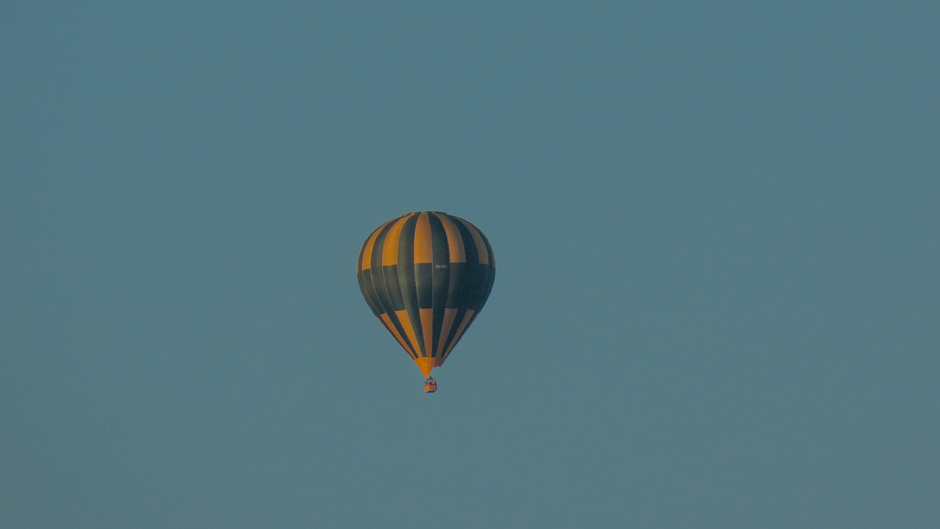 Luchtballonvaarders hebben goede dagen met dit weer, de kleur van de lucht verandert al iets 