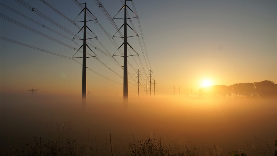 zonsopkomst helder mistig 17 gr in de polder met masten lijnenspel v/d draden