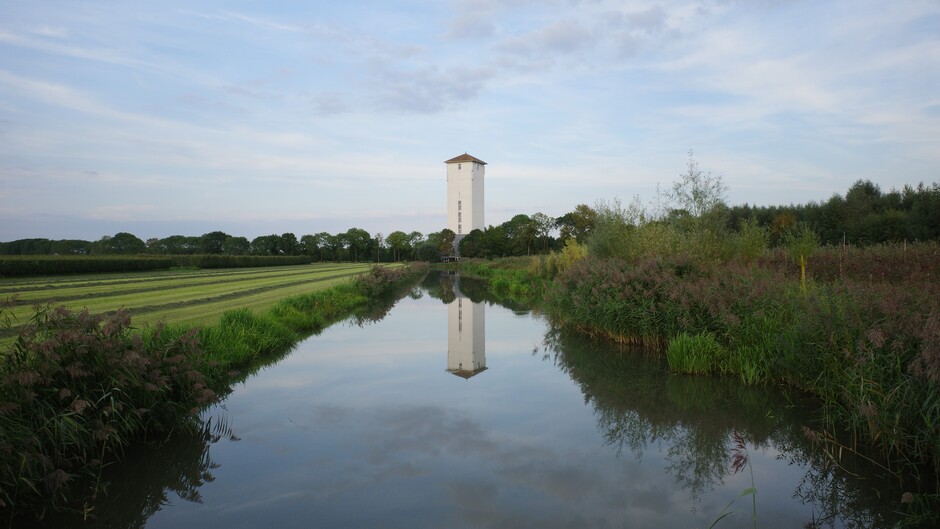 Windstil, schitterende reflectie van de watertoren 