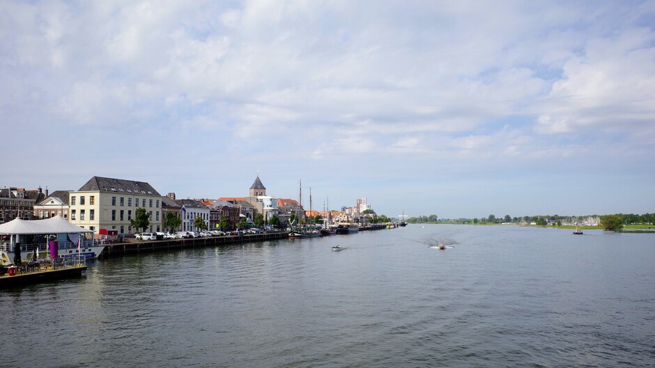 Zon, sluierbewolking en wat stapelbewolking langs de IJssel 