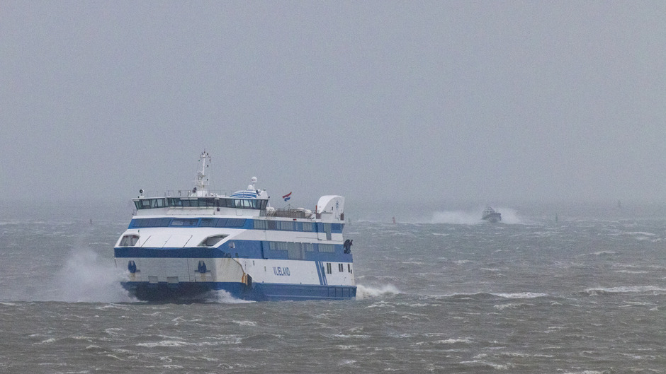 Flinke wind, golven en regen vandaag op Vlieland.