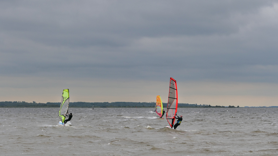 De windsurfers zijn blij met de wind 
