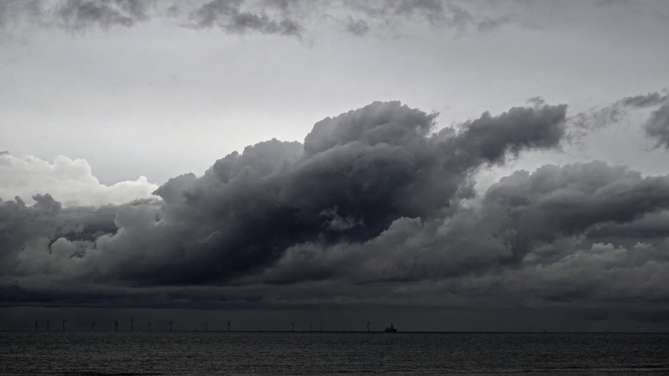 Donkere wolken boven zee vanmiddag