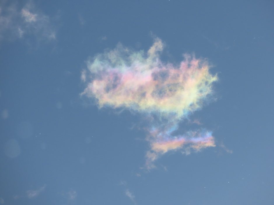 gekleurd wolkje in de blauwe lucht