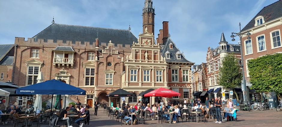 Terassen open op de grote Markt in Haarlem.
