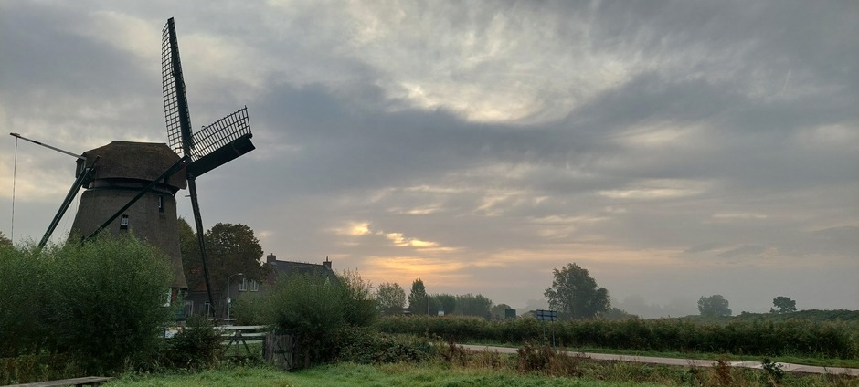 Molen van Penningsveer in de ochtend zon.