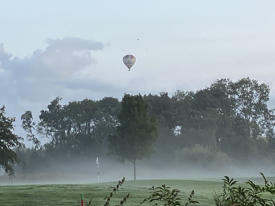 Luchtballon op de vroege ochtend 