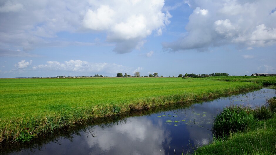 Zon en wolken in het polderlandschap bij Eembrugge 