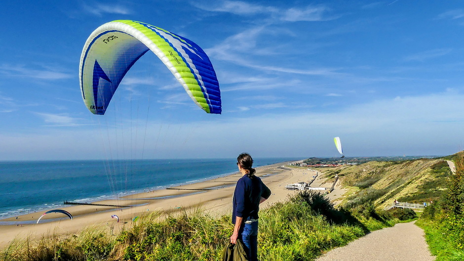 Mooie zonnige dag en ideale dag paragliders