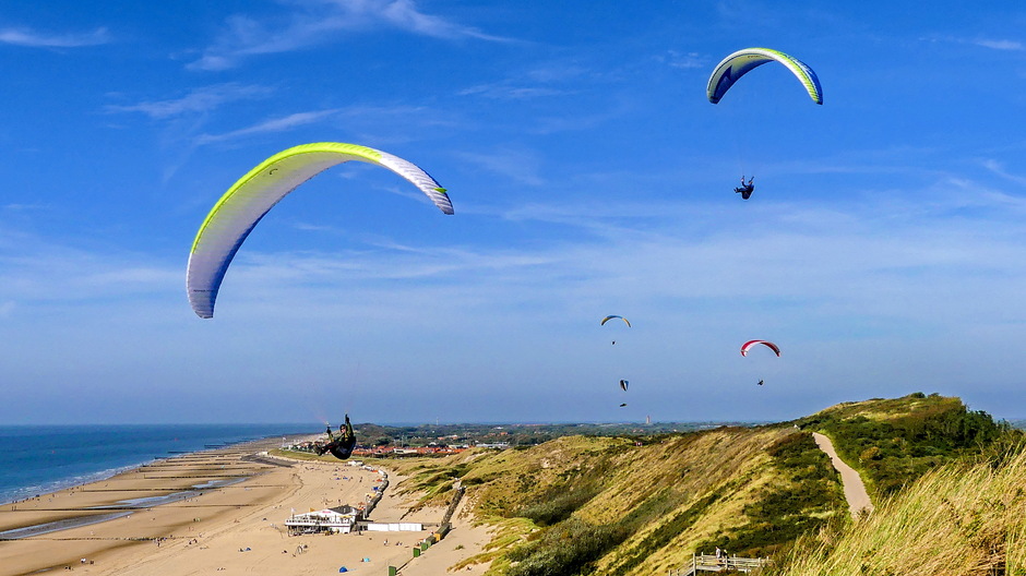 Mooie zonnige ideale dag voor paragliders