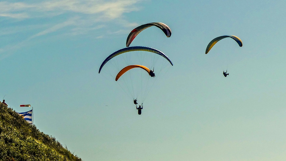 Mooie zonnige ideale dag voor paragliders