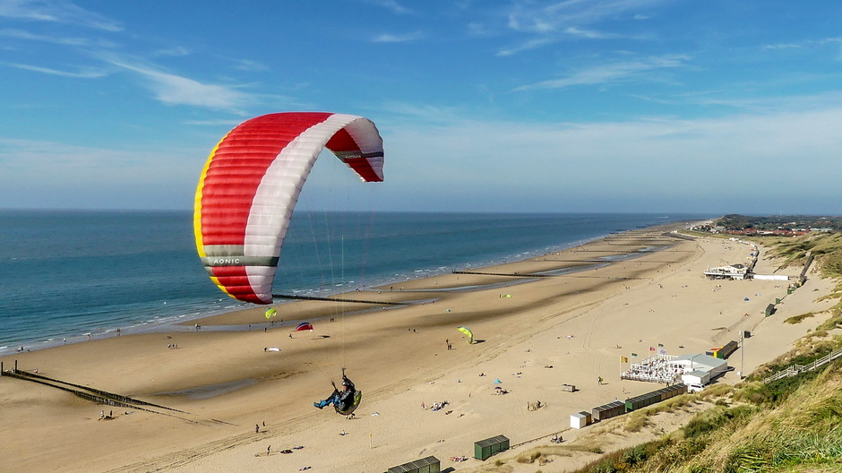 Mooie zonnige en ideale dag voor paragliders
