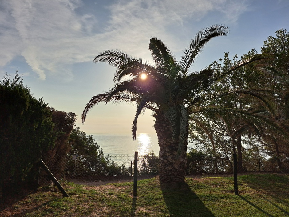 Zon en wat sluierbewolking aan de Costa Dorada 