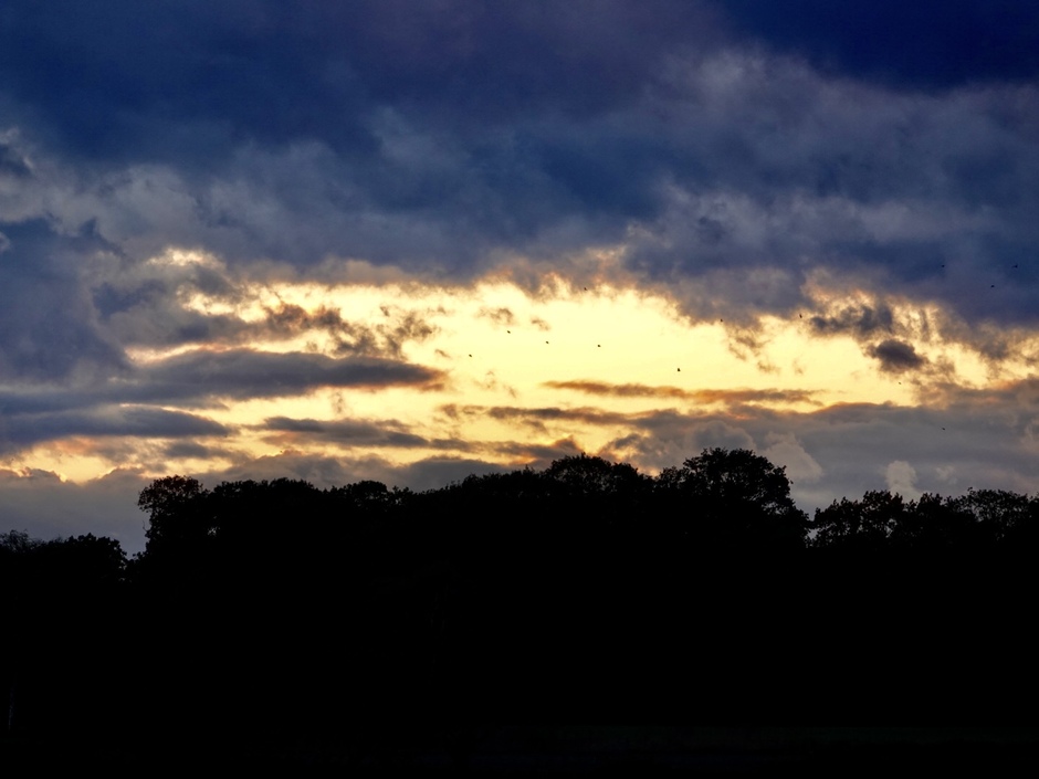 Veel wolken  rond zonsondergang 