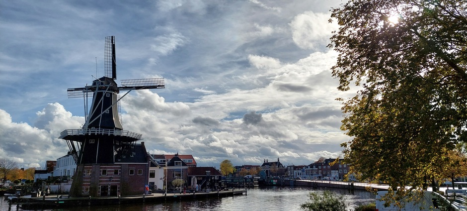 De Adriaan in de wolken aan het spaarne in Haarlem
