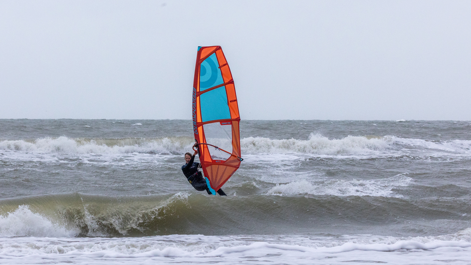 Windsurfer in de golven Vlieland.