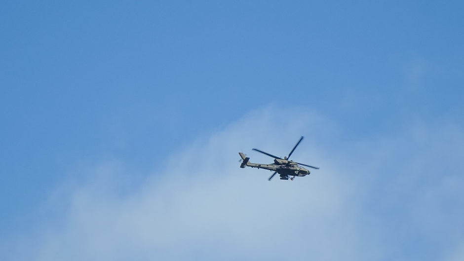 Militaire helikopter aan het oefenen boven ´s heerenhoek