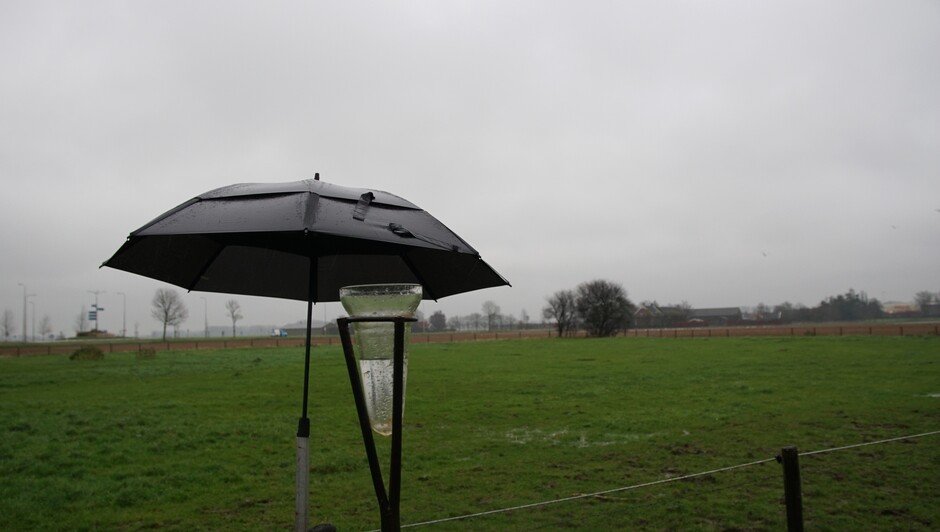 grijs en regenachtig paraplu  weer 7 gr 15 mm in de regenmeter